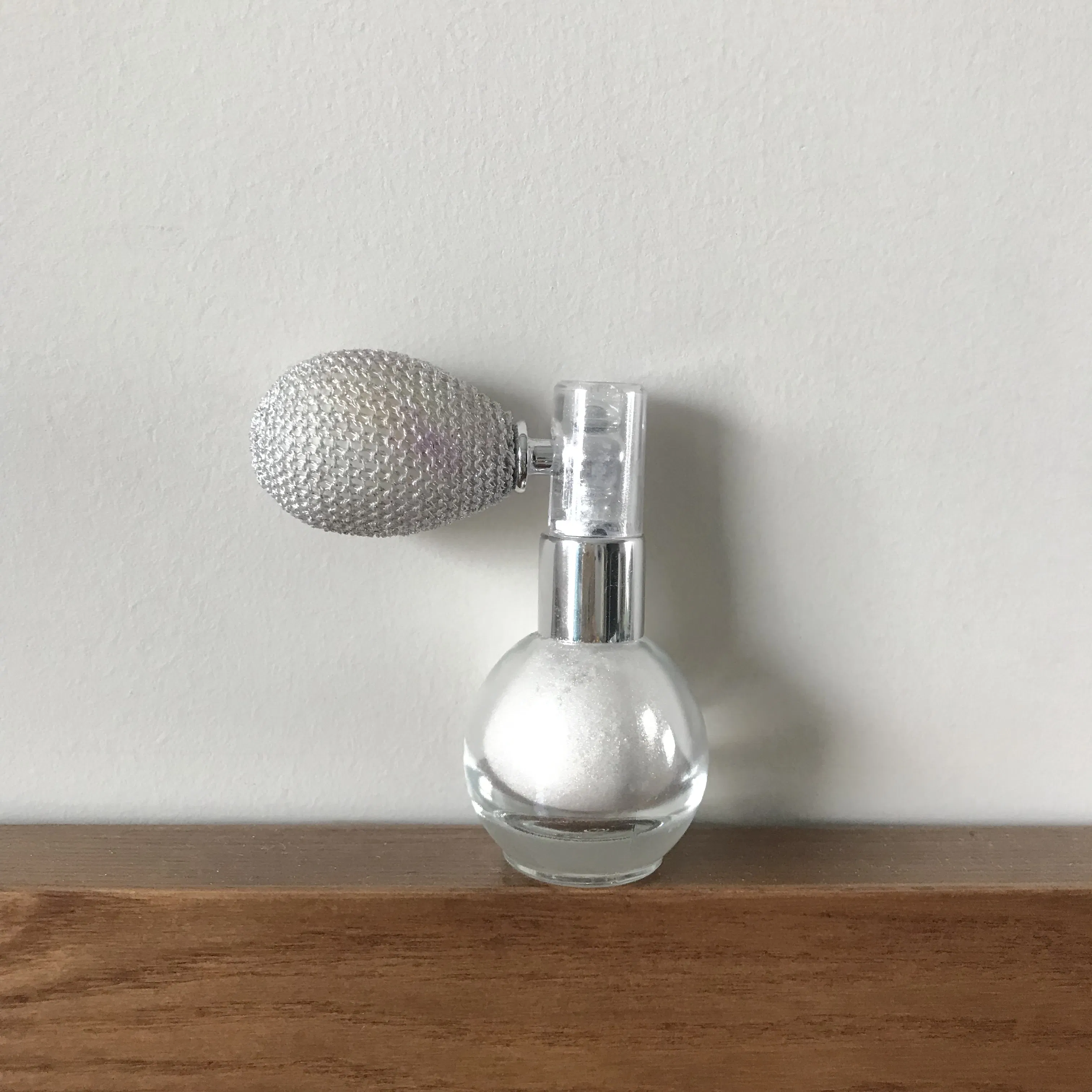 Shimmering Loose Highlighter Spray for a Flawless Glow