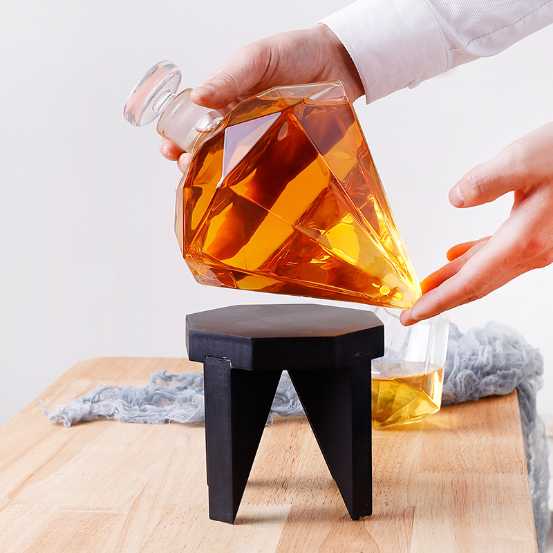 Unique 1000ml High Borosilicate Hand Blown Liquor Vodka Glass Bottle Diamond Wine Whiskey Decanter Set for Sale with Wood Base