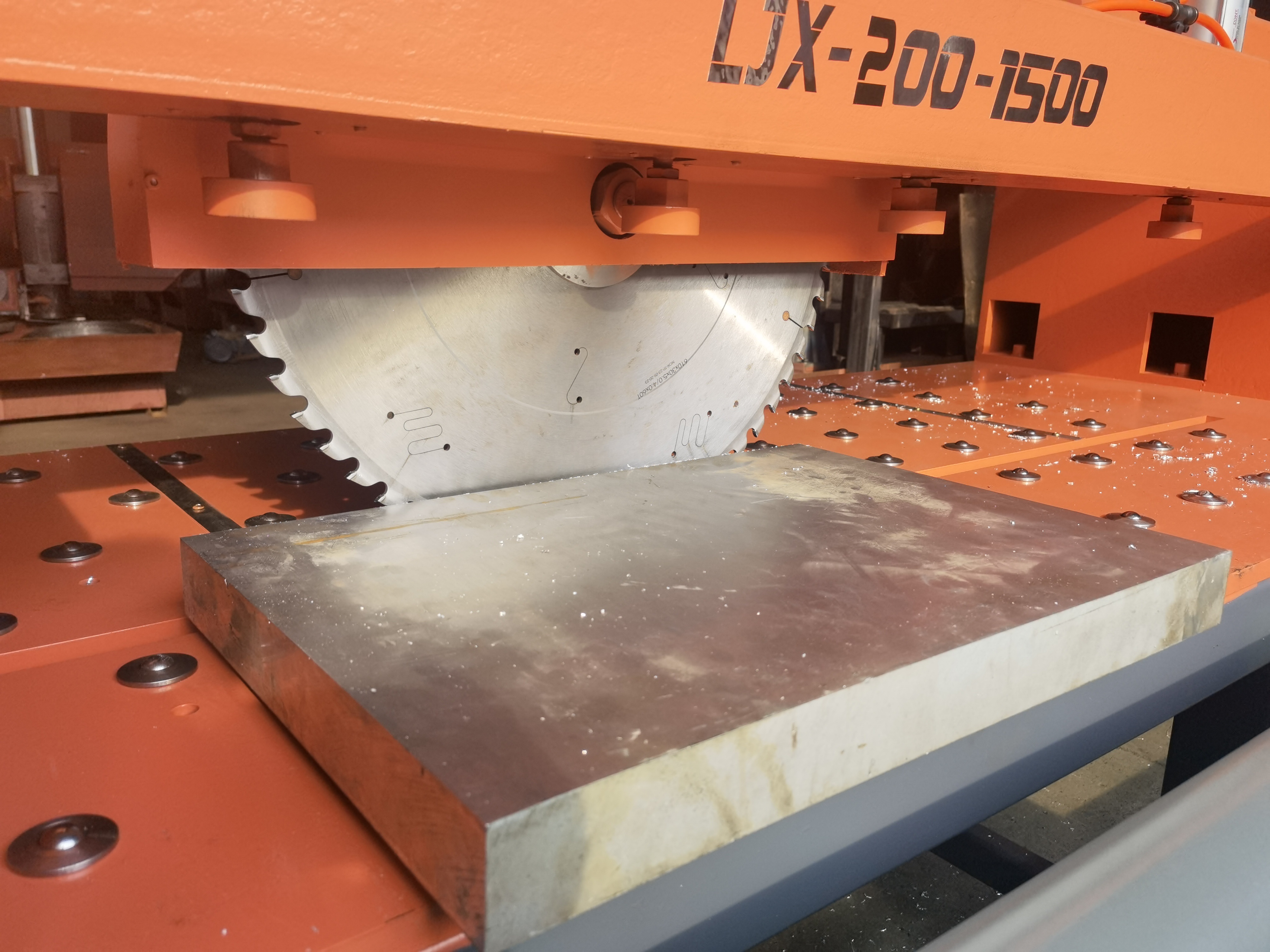 Станок ленточнопильный автоматический круговой резки по алюминию