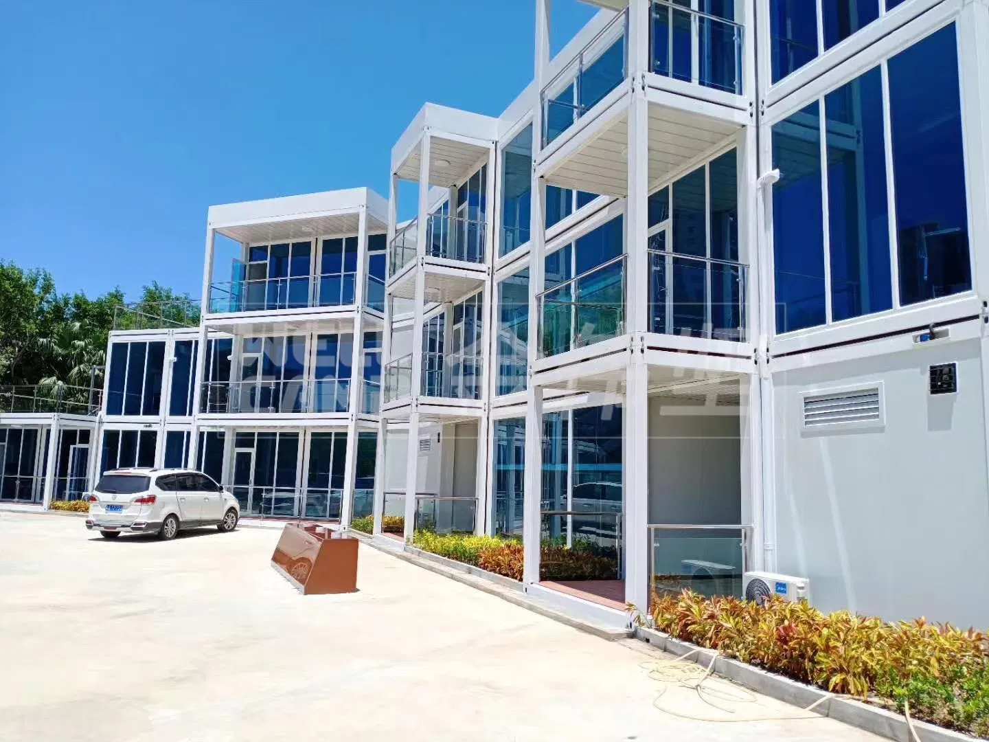 2022 Modern Design Glass Wall Prefabricated Hotel Building Modular Moveable Container Hotel Apartment Container Hotel Room
