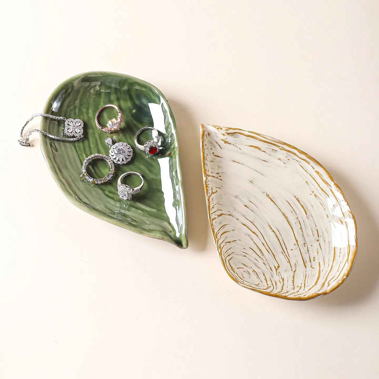 Elegant Shell-Shaped Ceramic Plate for Fruit or Jewelry Display Tray