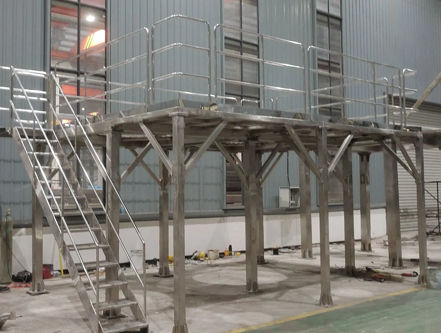 Wholesale Hot-Rolled Section Steel Stainless Steel Staircases for Cultural and Sports Venues