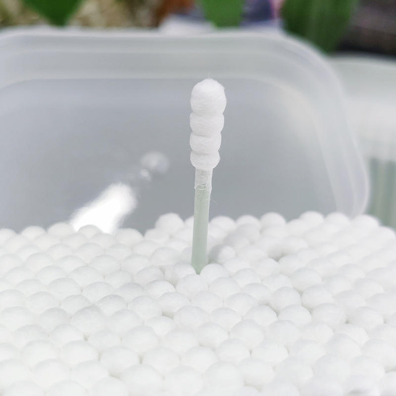 200 Pieces of Green Cotton Swabs in a Frosted Square Box