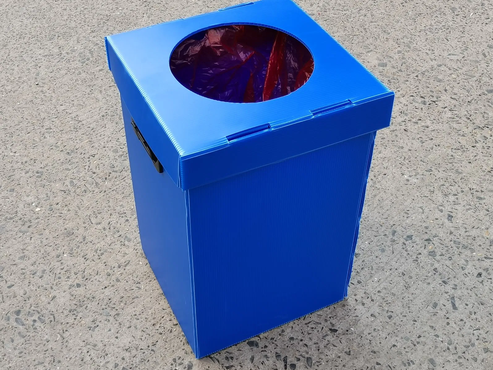 Прочный пластиковый контейнер для мусора с крышкой