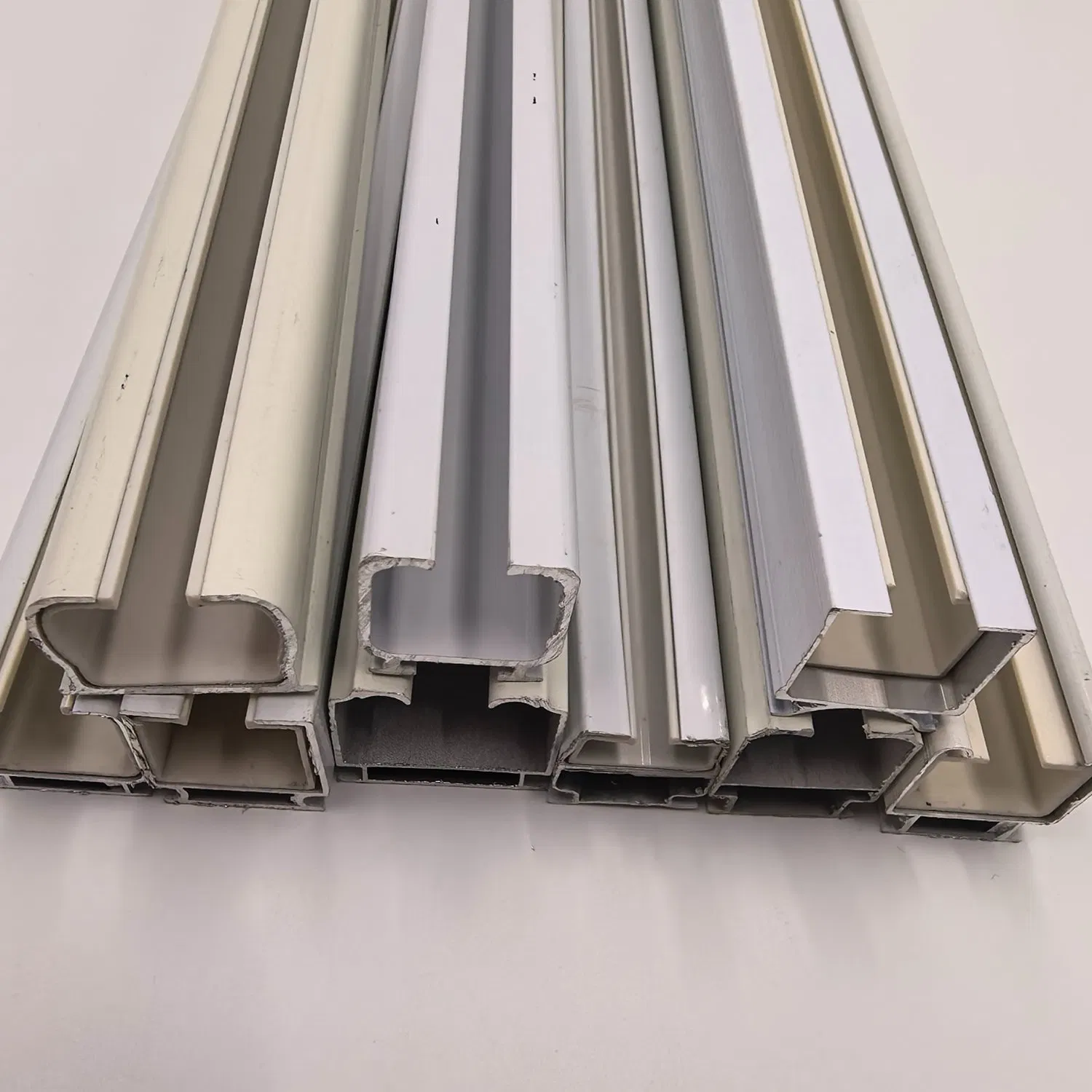 Easy-Install Ceiling-Mounted Aluminum Curtain Track for Real Estate Renovation