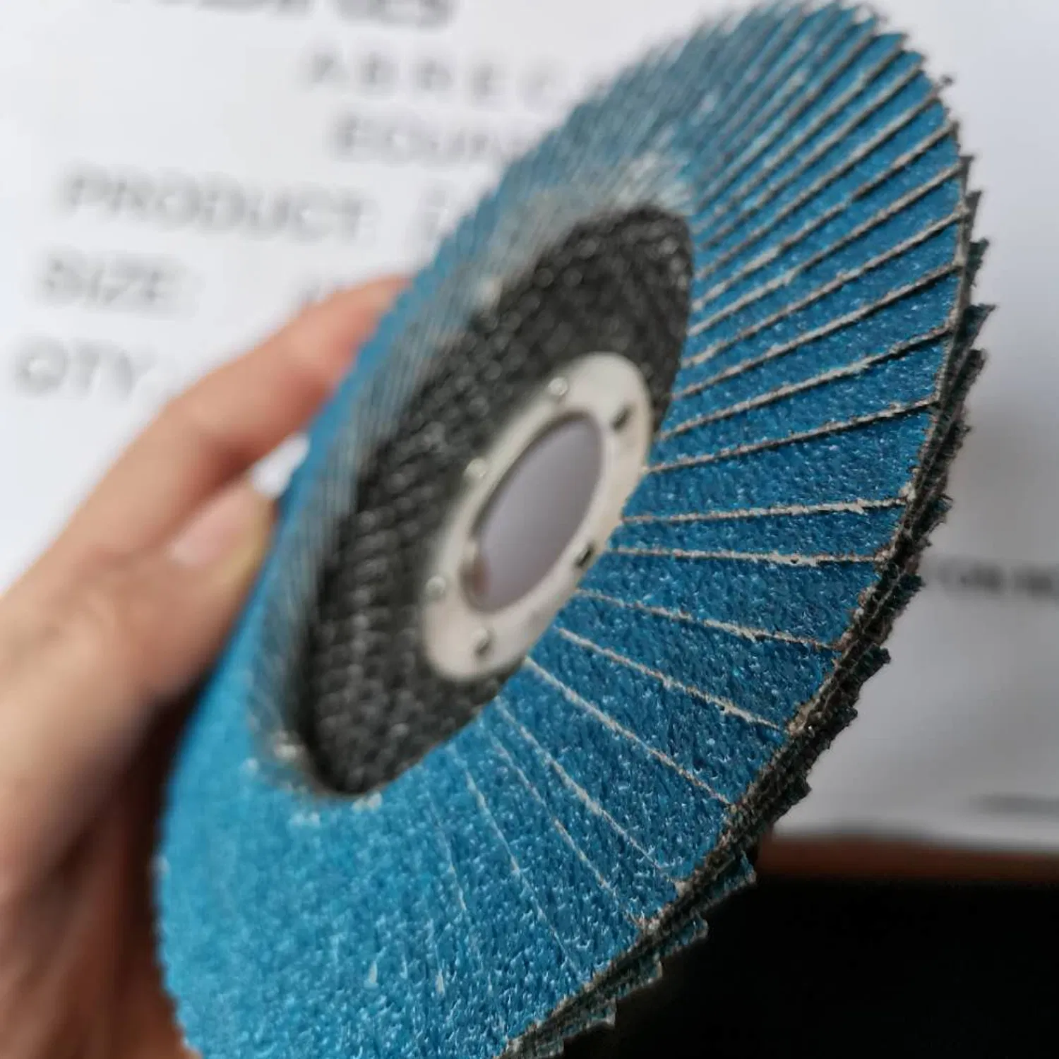 Лепестковый шлифовальный круг для обработки поверхностей