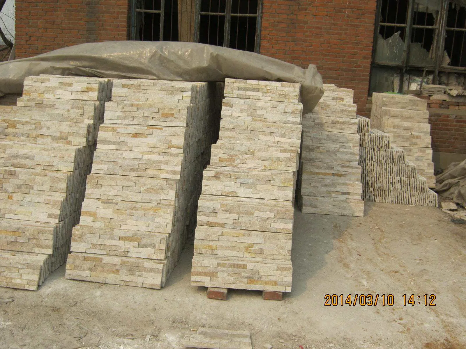 Natural Slate Stone for Outdoor Custom Size with Modern & Rustic Design High Antacid Erosion Resistance for Hotels Villas