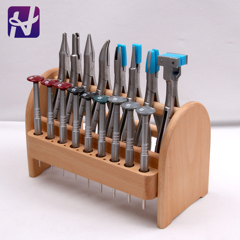 Набор ручных инструментов: 8 плоскогубцев и 9 отверток