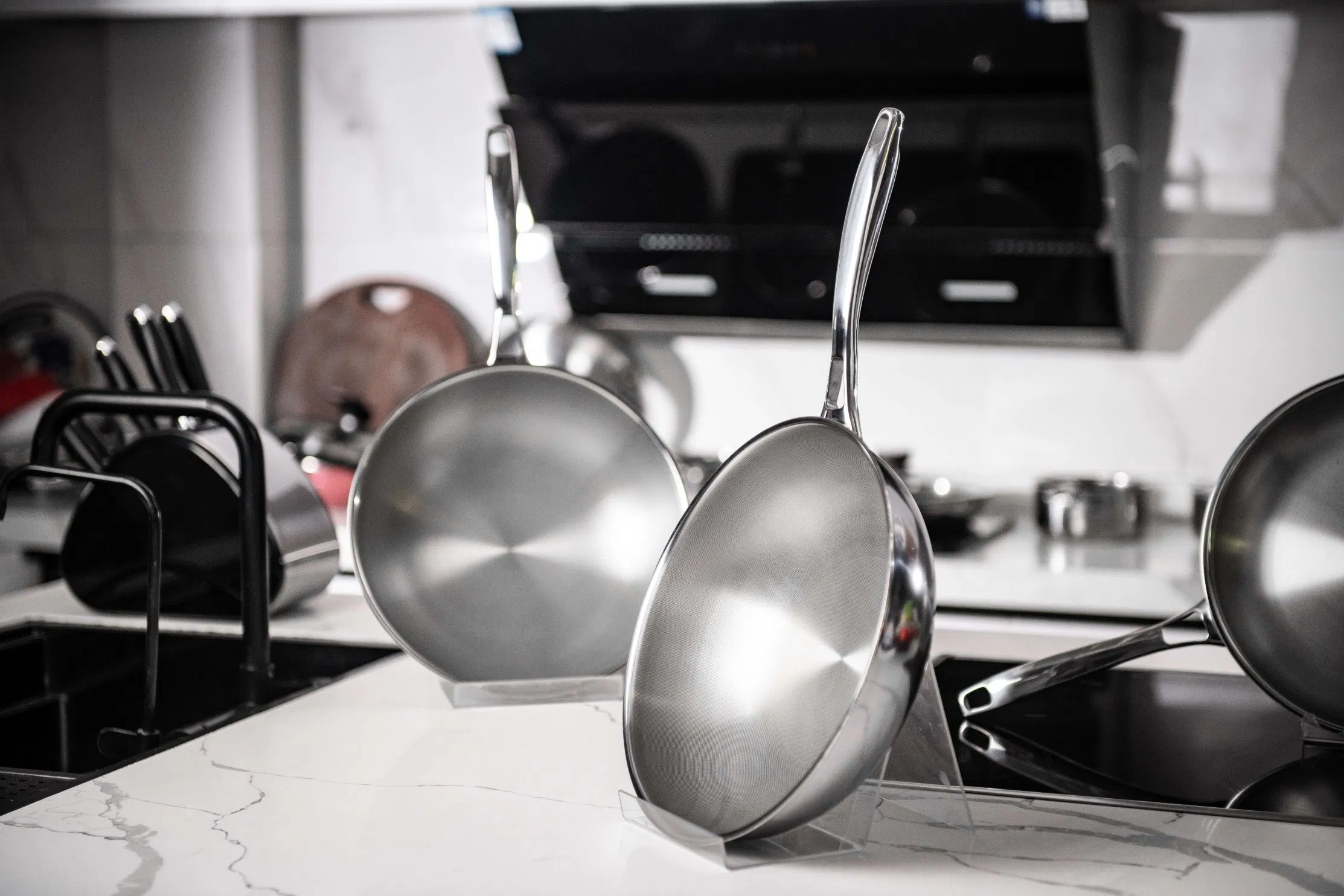 Сковорода вок 28 см антипригарная с крышкой