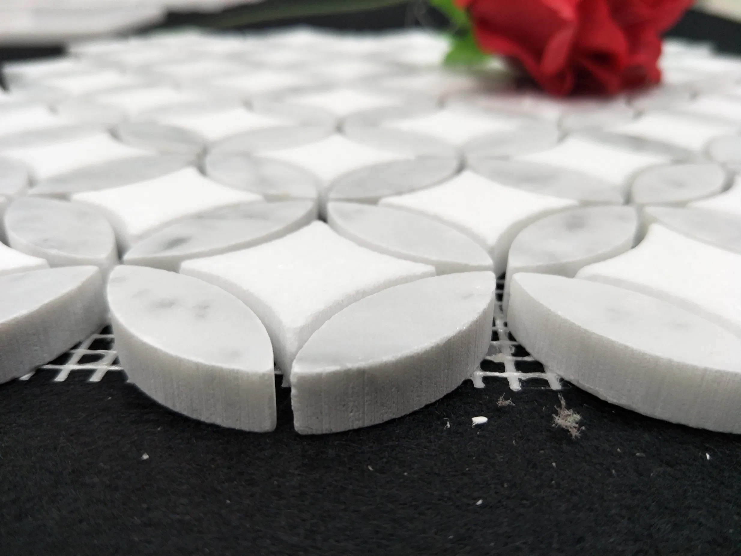 China Supplier Carrara Grey and White Marble Gray Sunflower Mosaic Tiles