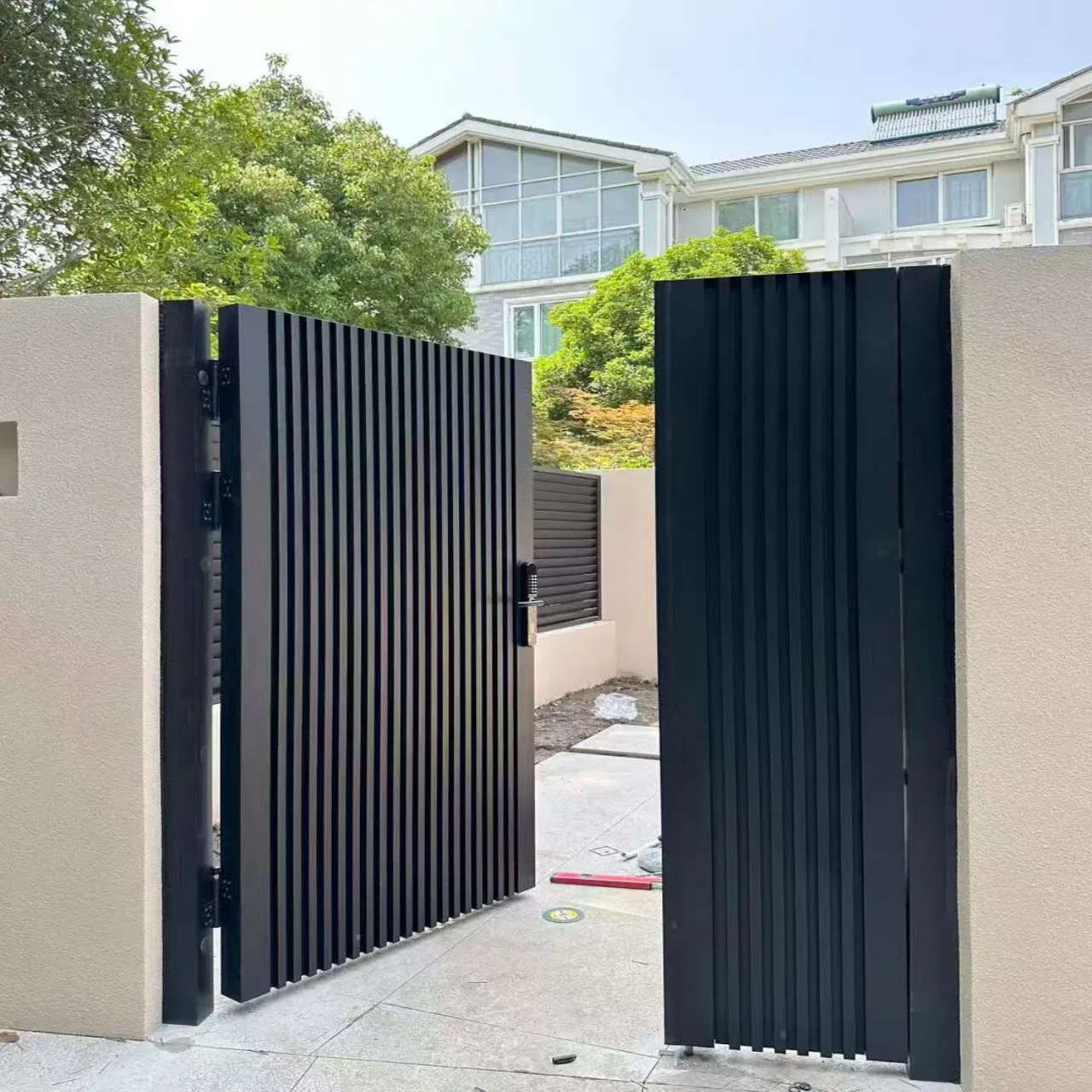 15. Heavy-Duty Aluminum Alloy Fence Gate Security Elegant Metal Entrance Door for Outdoor Residential Applications Villa Courtyard Door
