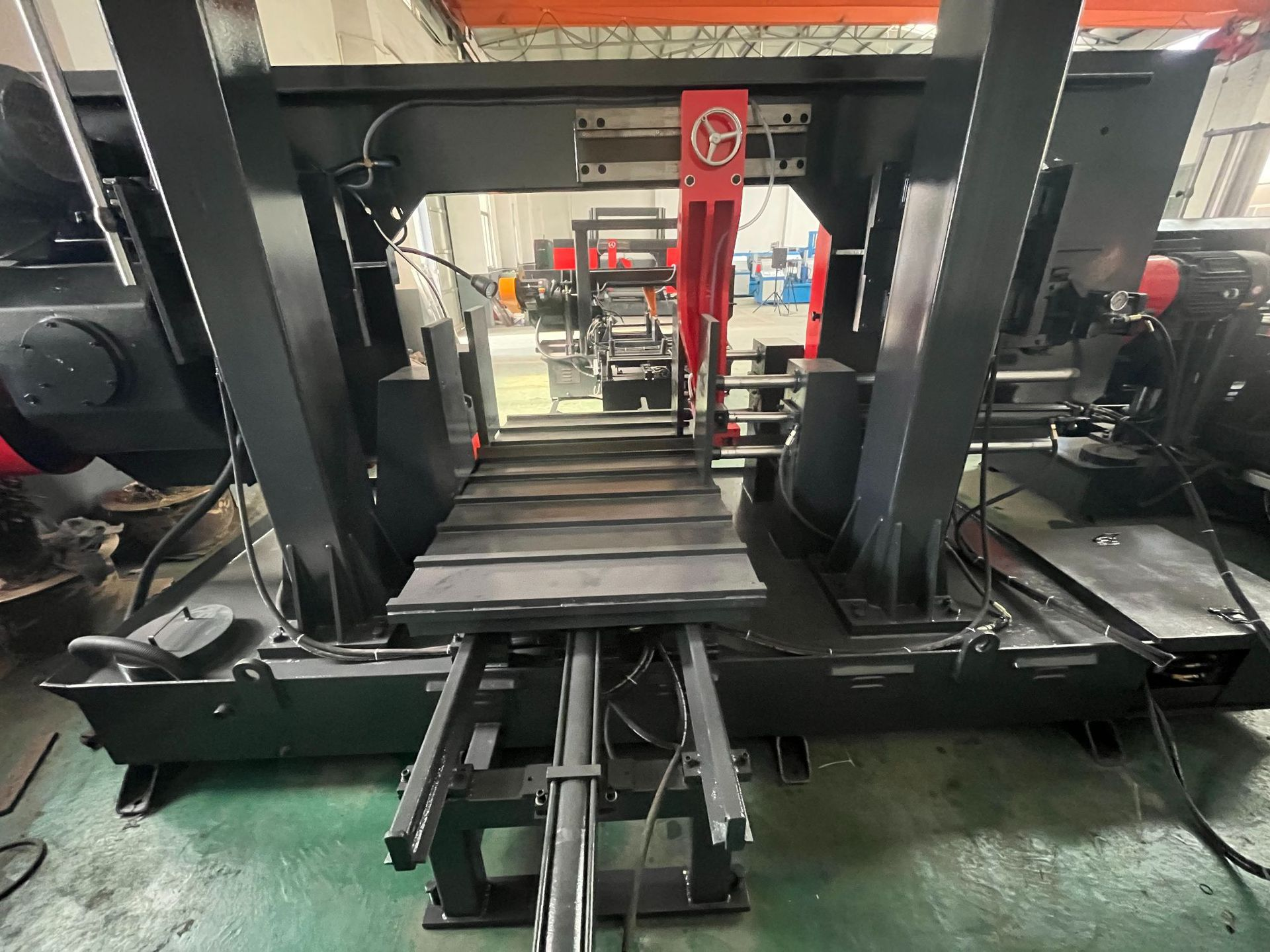 Ленточная пила по металлу полностью автоматическая горизонтальная