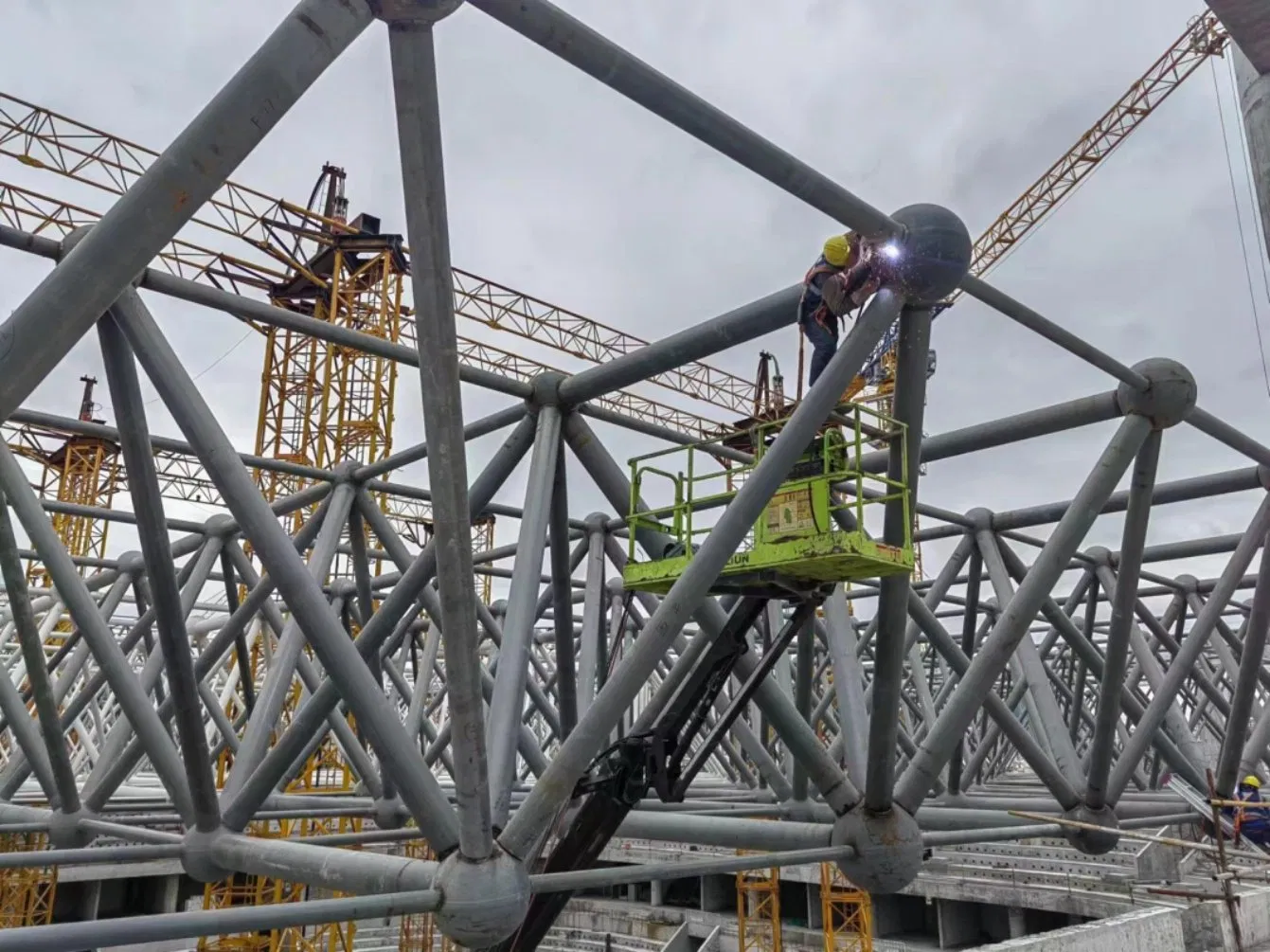 Great Overall Rigidity Reliable Light Weight Gas Station Welded Ball Space Truss