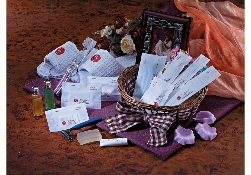 Disposable Hotel Amenities Set with Customized Packaging