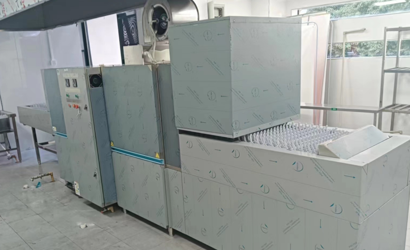 Reliable Hood Type Commercial Dishwasher for Heavy-Duty Kitchen Use