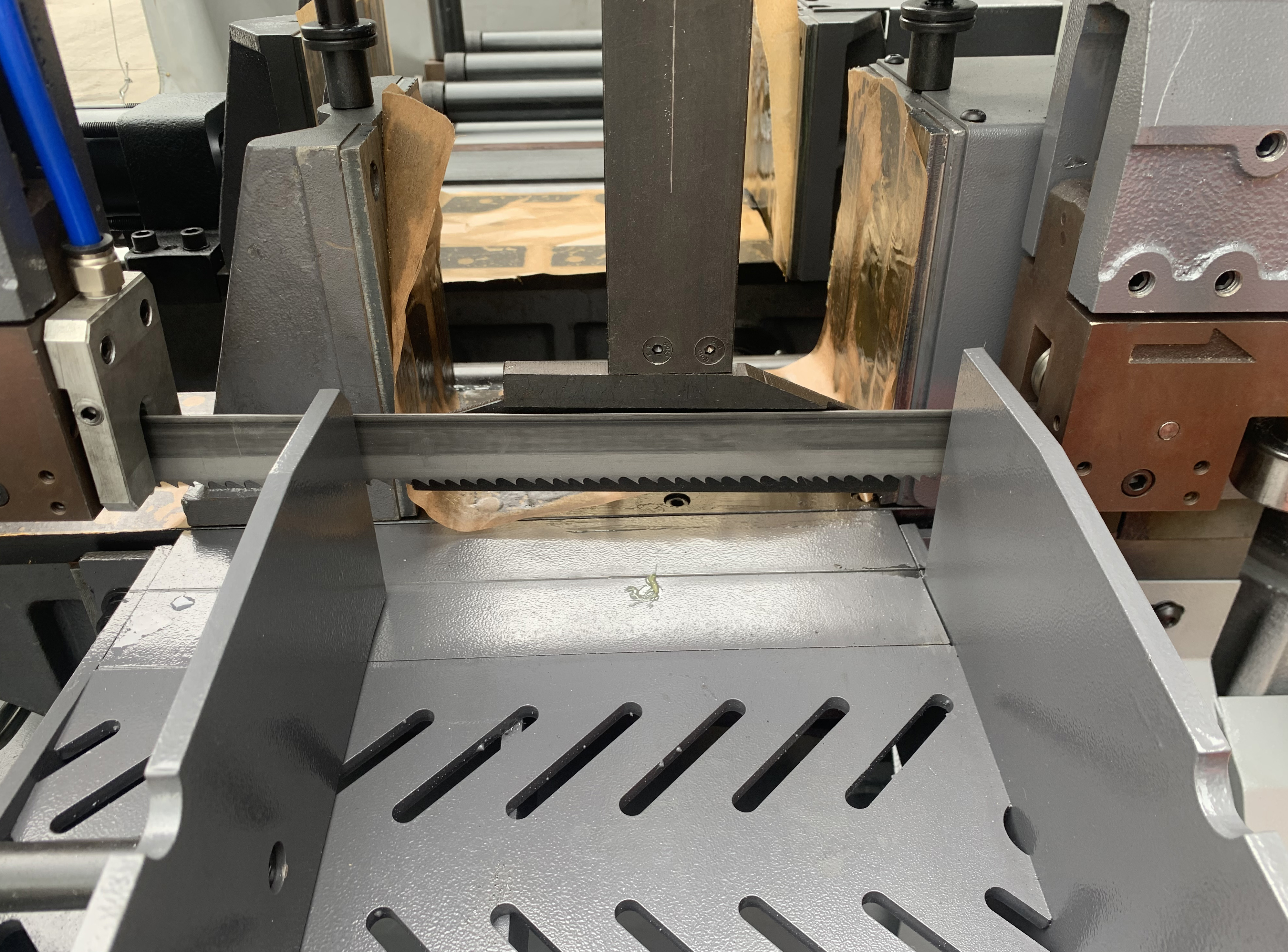 Станок ленточнопильный с гидроуправлением по металлу