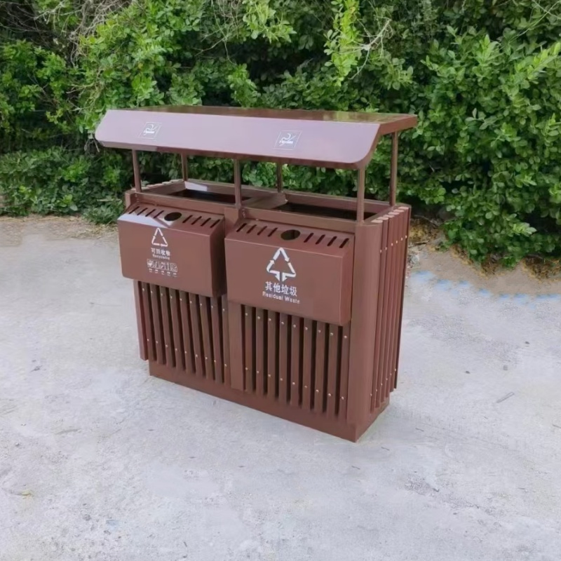 Прочный уличный мусорный бак из металла и дерева
