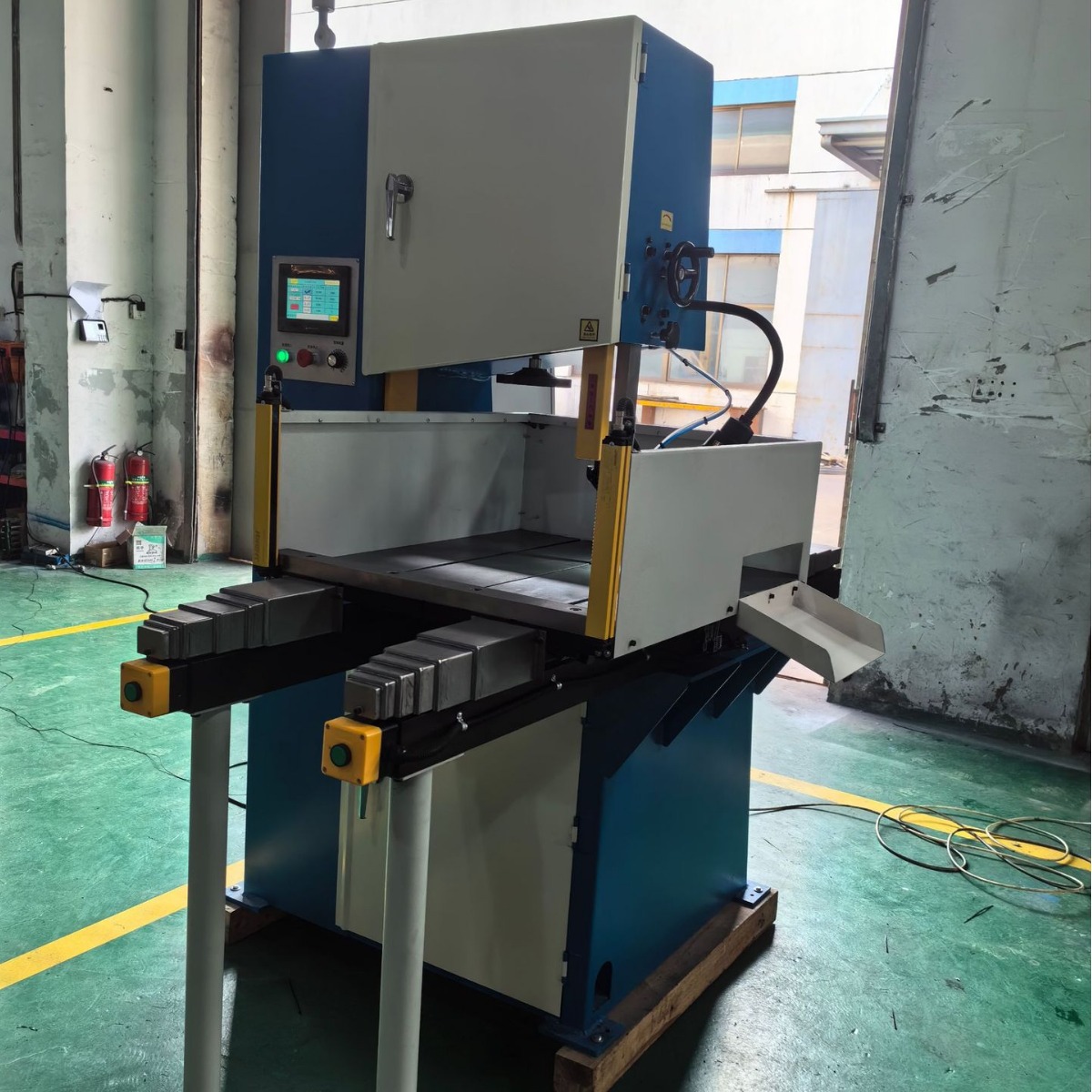 Станок для резки дерева ленточнопильный