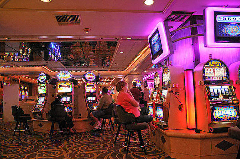 55-дюймовый S-образный 4K монитор с сенсорным экраном для игровых автоматов