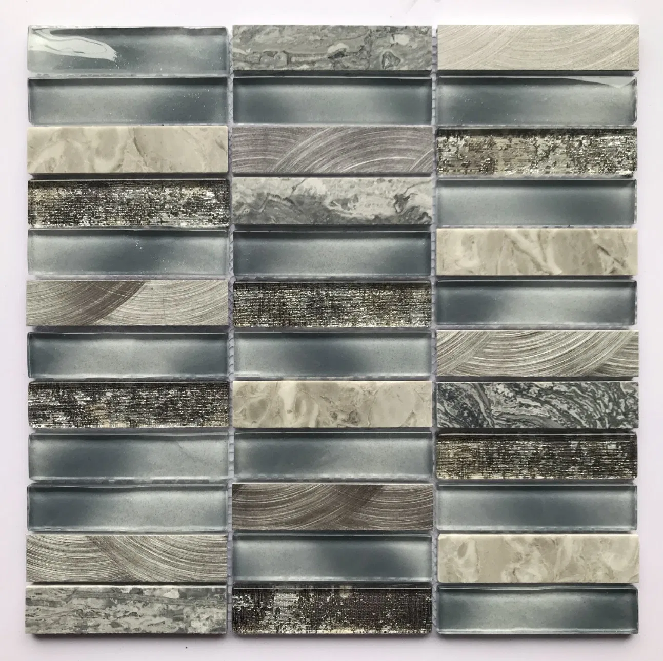 Мозаичная плитка из стекла и камня, серая, для пола