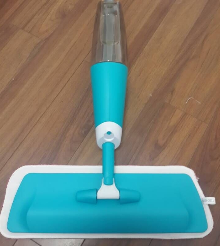 Волшебная швабра-распылитель с микрофиброй для пола и окон