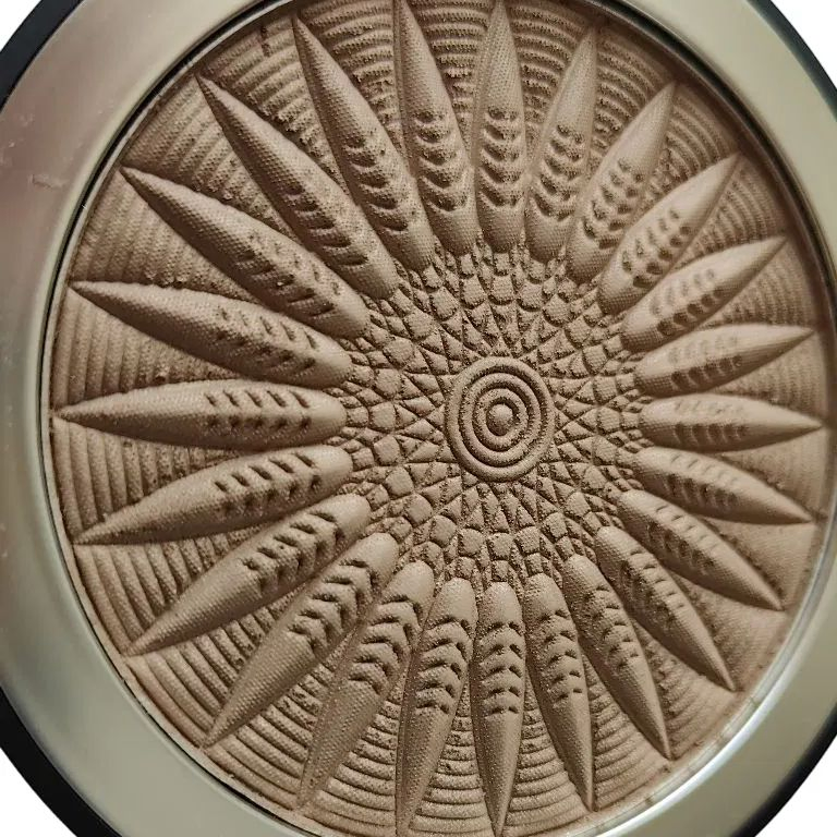 Illuminating Contour Powder for a Sculpted, Radiant Complexion