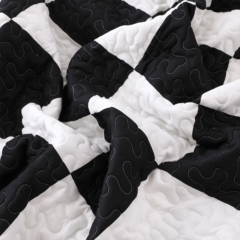 Polyester Microfiber Home Textile Black and White Square Set Queen King Size Quilted Bedspread