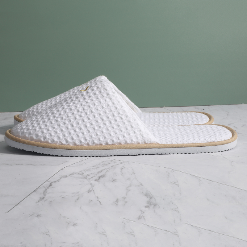 OEM Custom Logo Personalized Wholesale Luxury Cheap White Washable Hotel Room SPA Guest Disposable Cotton Terry Slippers