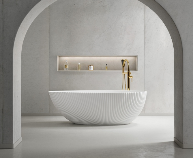 Белая ванна с массажем воздуха, вертикальный узор