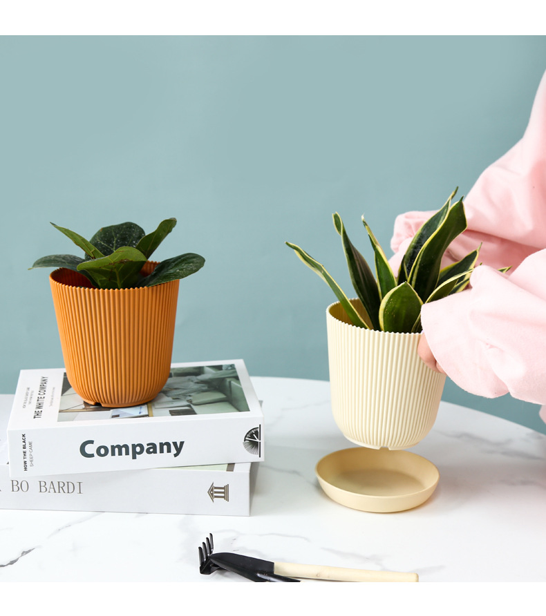 Круглый цветочный горшок с вертикальными полосками