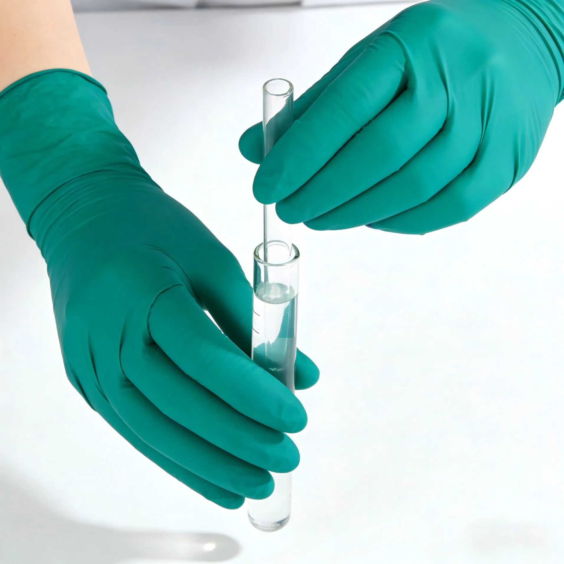 Superior Chemical and Friction Resistance Durable Nitrile Gloves Industrial Grade