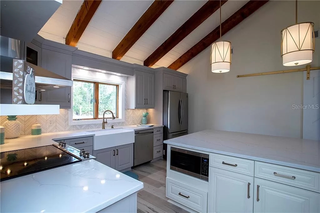 Мозаичная плитка 'ёлочка' из мрамора для стен и пола