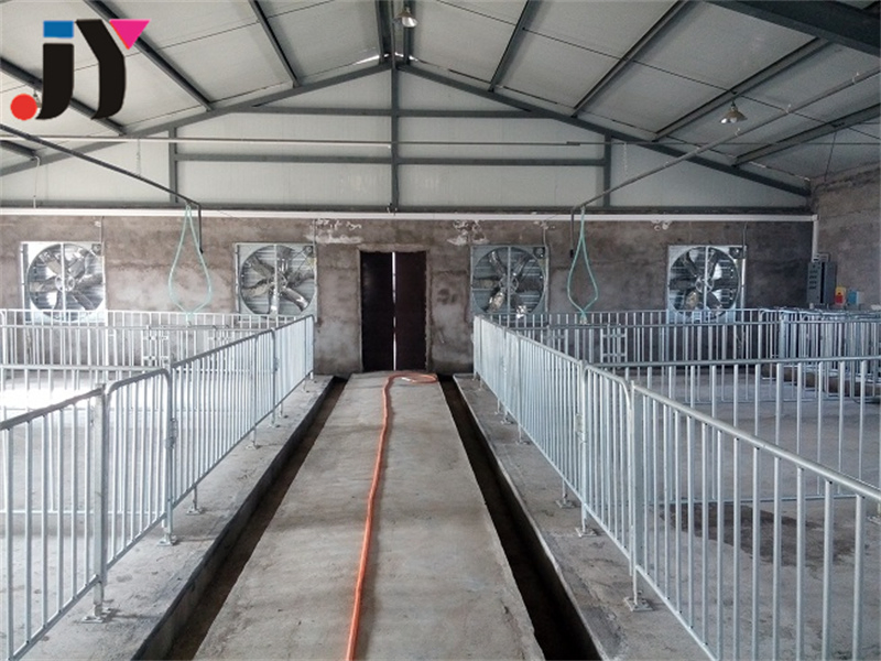 Versatile Steel Platform for Durable Warehouse Storage Solutions