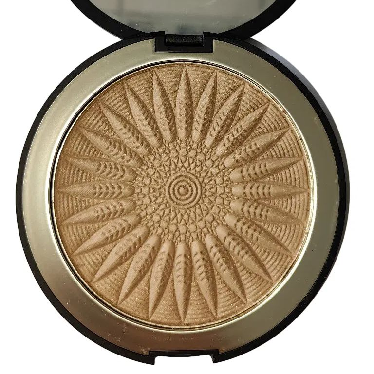 Illuminating Contour Powder for a Sculpted, Radiant Complexion