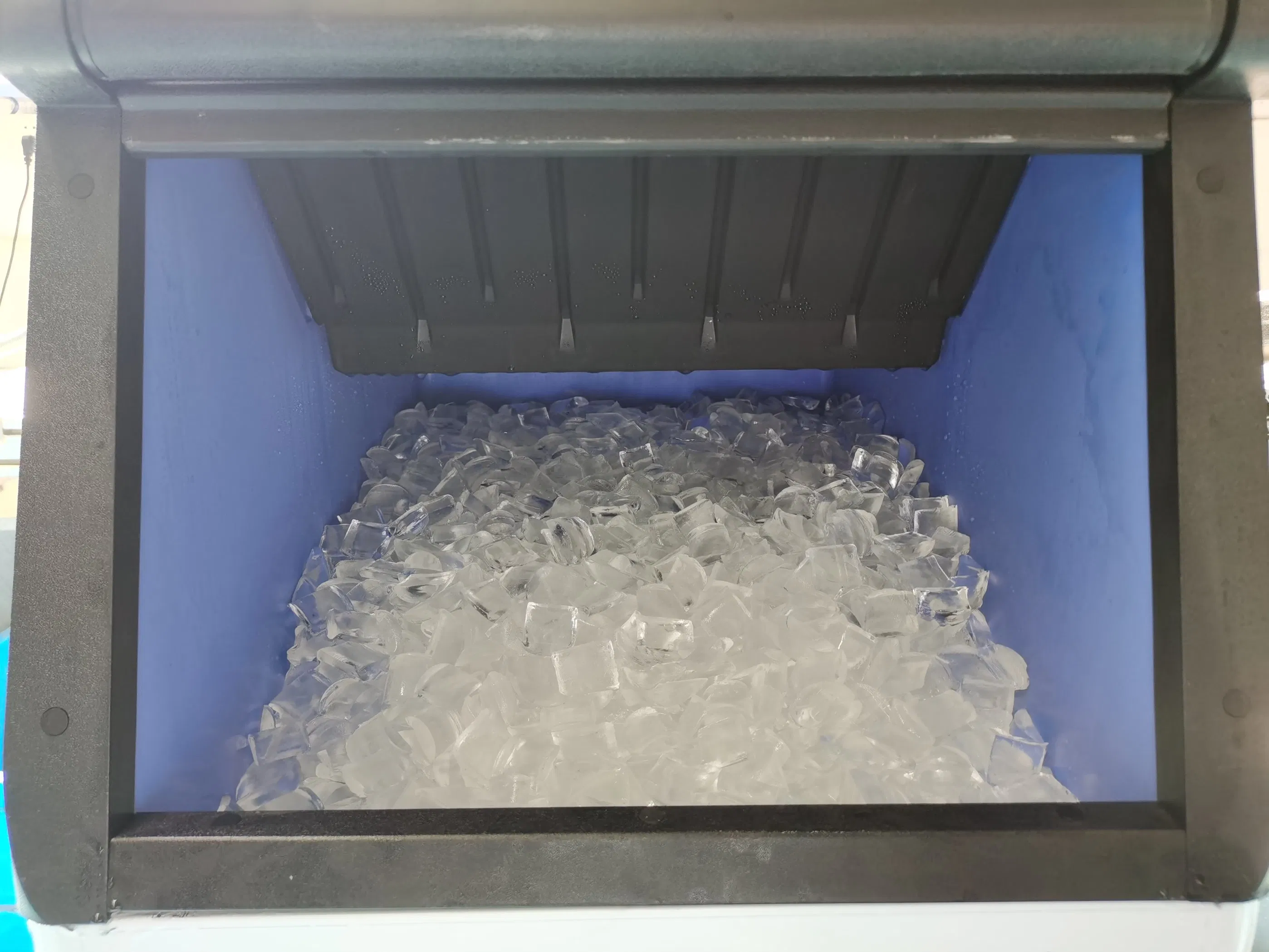 Compact Cube Ice Maker - SUS304 Stainless Steel and ABS Plastic Design