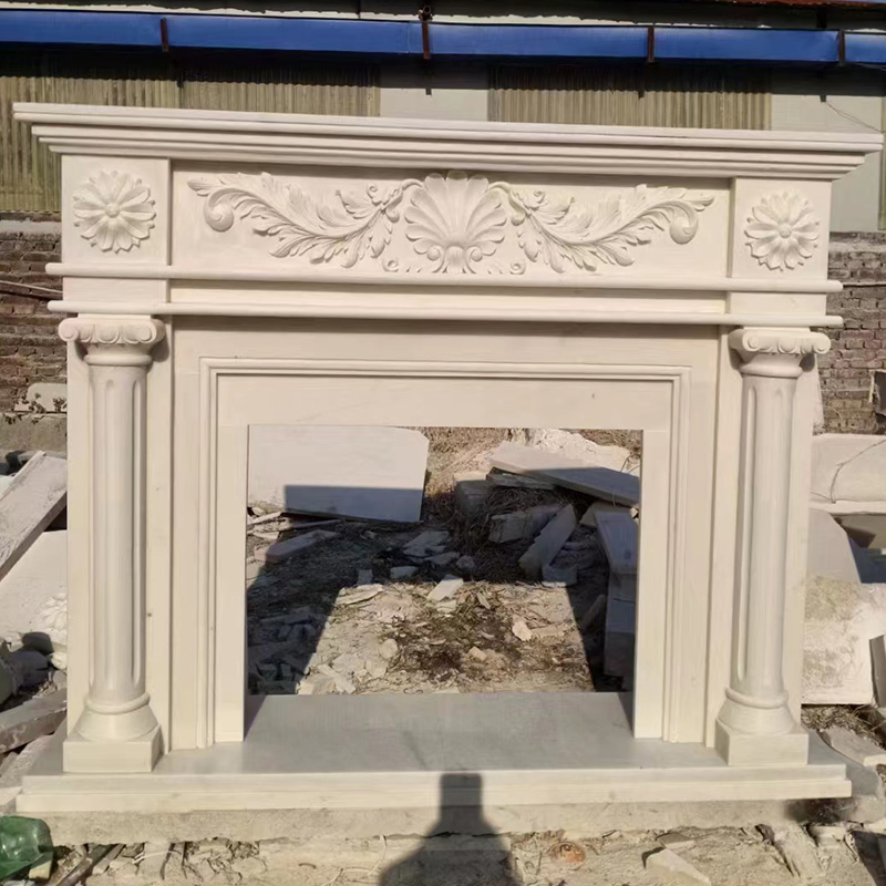 Португальский бежевый камин из известняка с резьбой