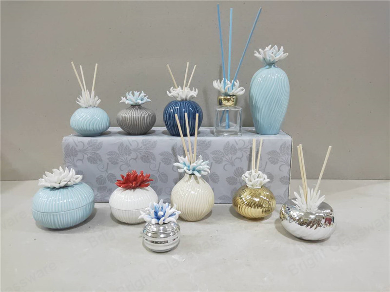 Hot Sale Ceramic Diffuser Bottle with Flower and Fiber Stick
