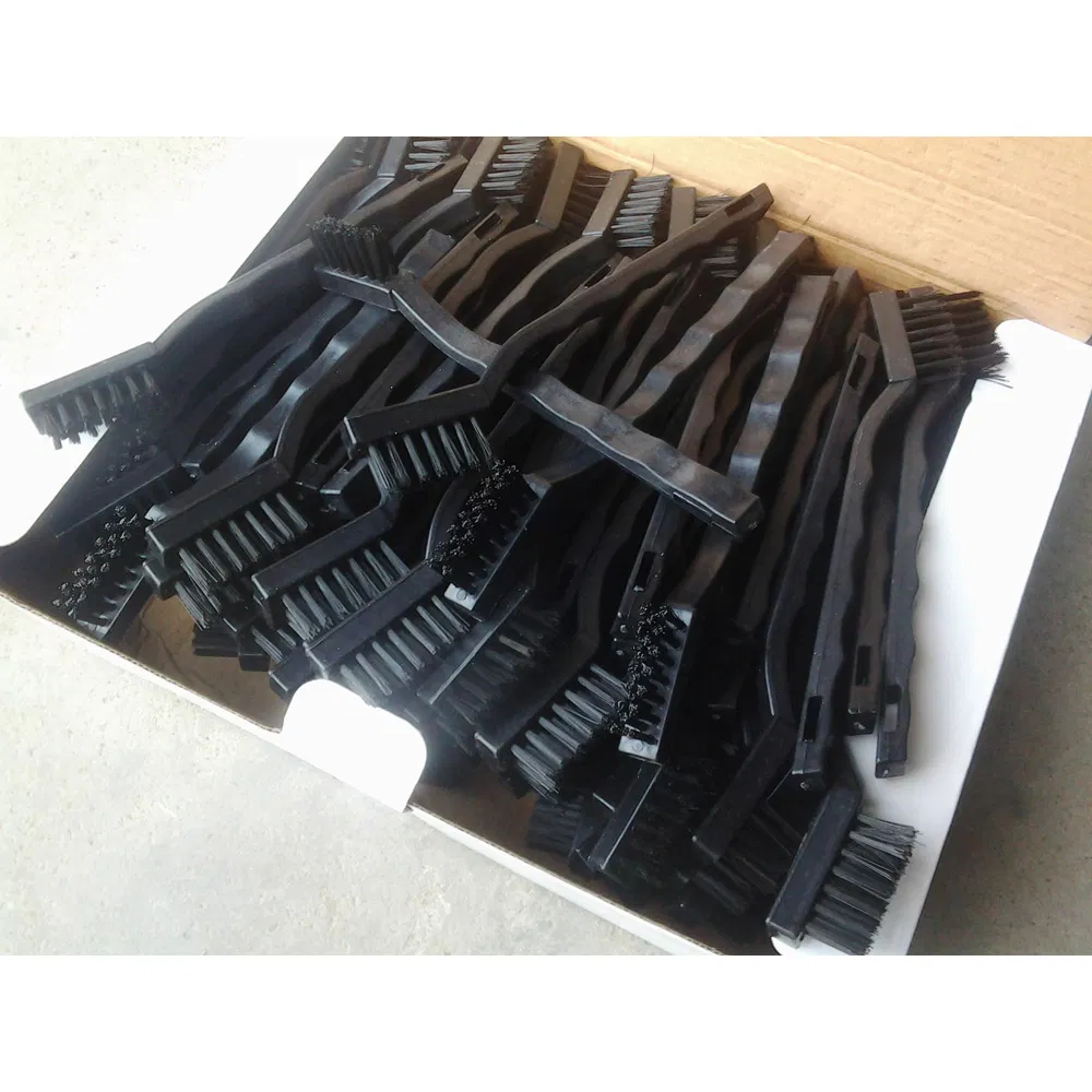 Щётка металлическая с пластиковой ручкой, черная