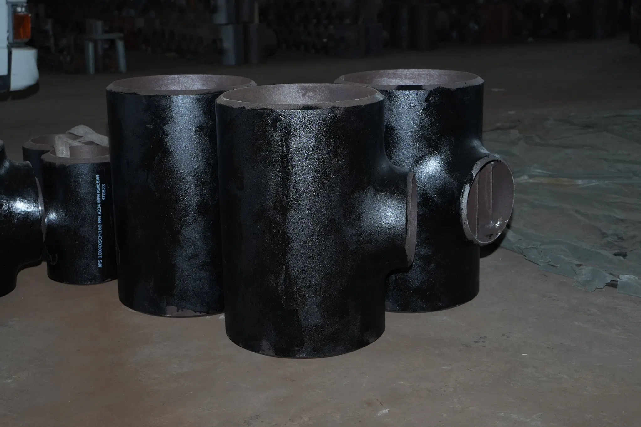 Large-Flow Low-Resistance Smooth-Inner-Wall Seamless Tee Connector