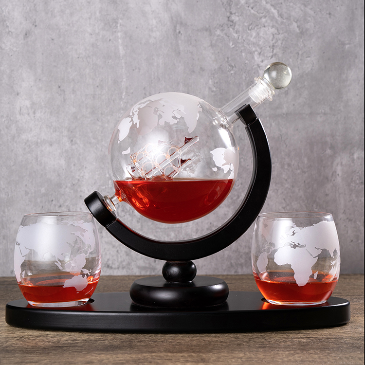 Wholesale Glass Bottle Wine Liquor Globe Whisky Decanter with Wood Base with 2 Cups
