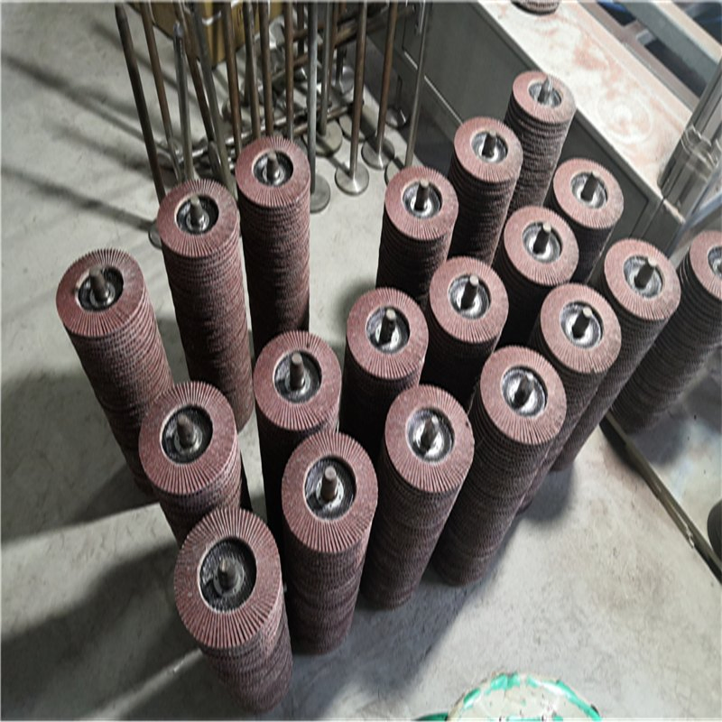 Лепестковый круг для обработки и очистки поверхностей