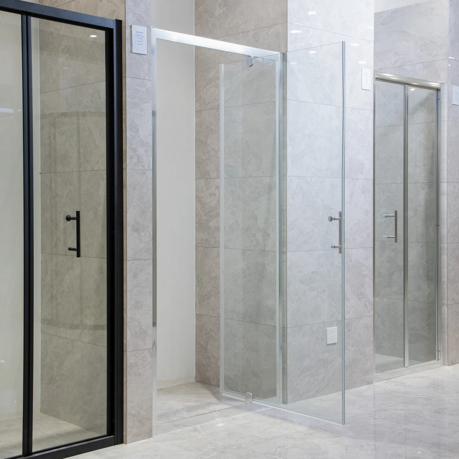 Classic Bathroom Shower Enclosure with Frosted Glass and Hinge Door