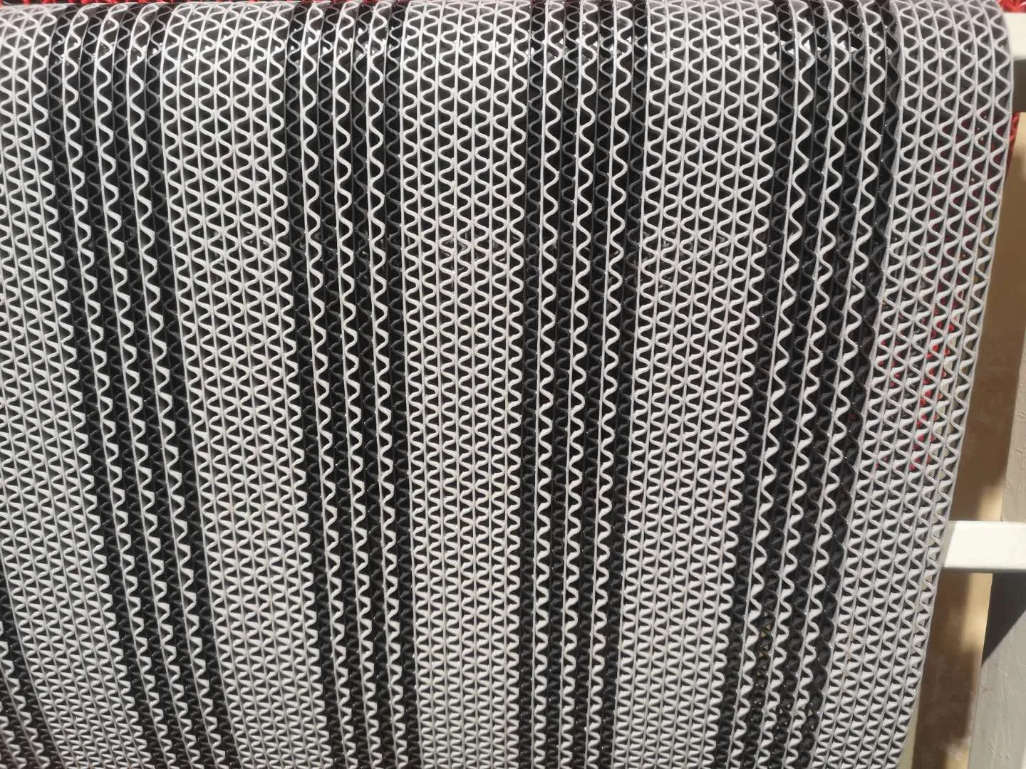 China Factory Direct Supply Popular Sales Double/Zebra Color Wash Room/Swimming Pool Use PVC S/Z Mesh Snake Mat in Rolls for Kitchen