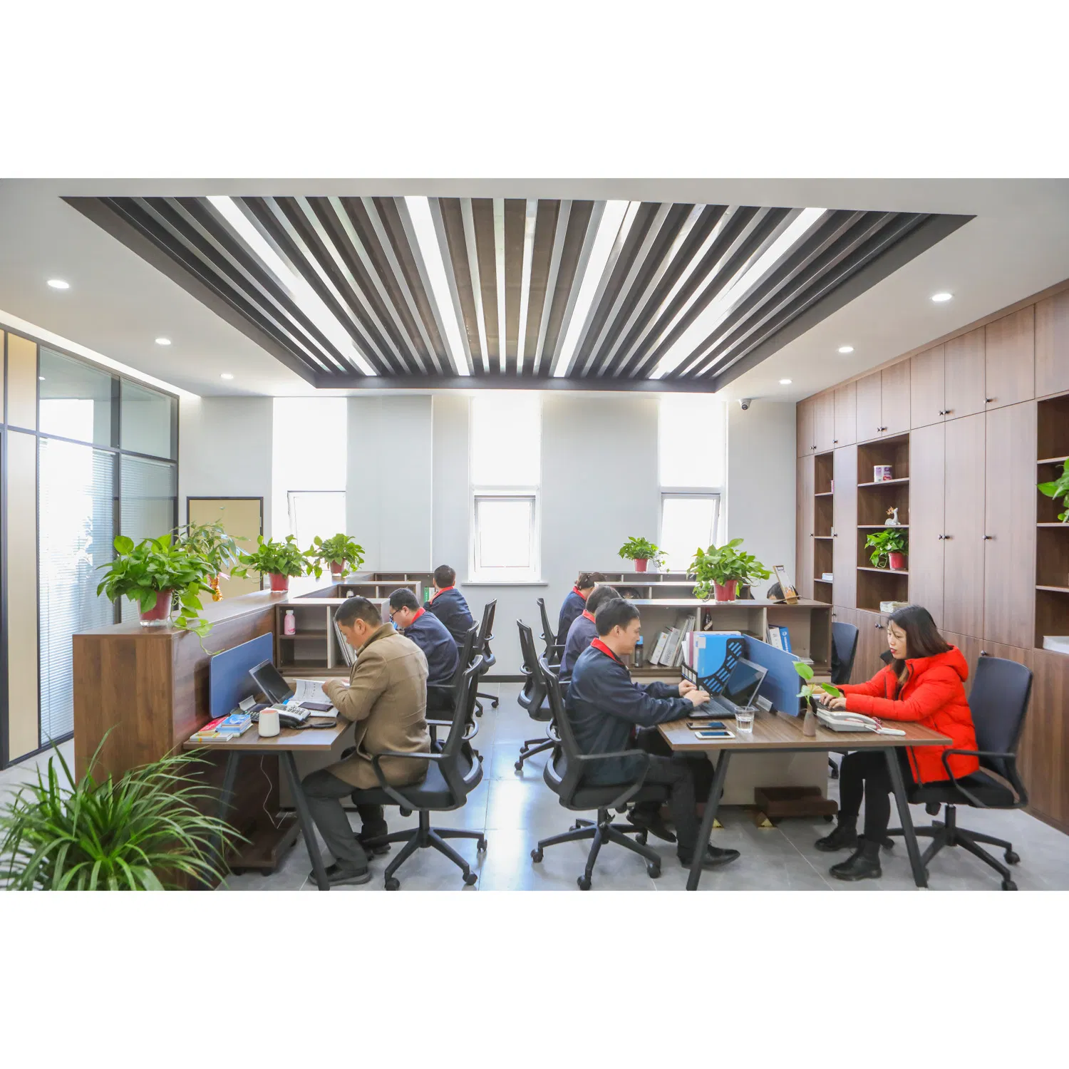 Manufacturer Custom Printing Self Adhesive Die Cut Vinyl Waterproof Engine Oil Sticker Label for Plastic Bottle