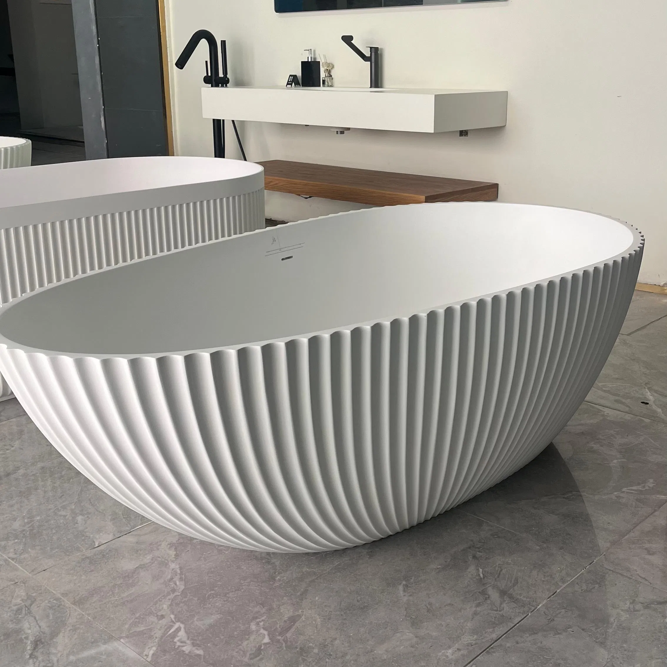 Белая ванна с массажем воздуха, вертикальный узор