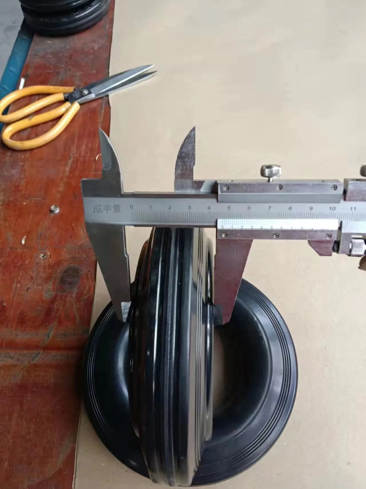 Rubbish Bin Solid Rubber Wheel (outer diameter 185mm, thickness 46.5mm, weight 1kg)