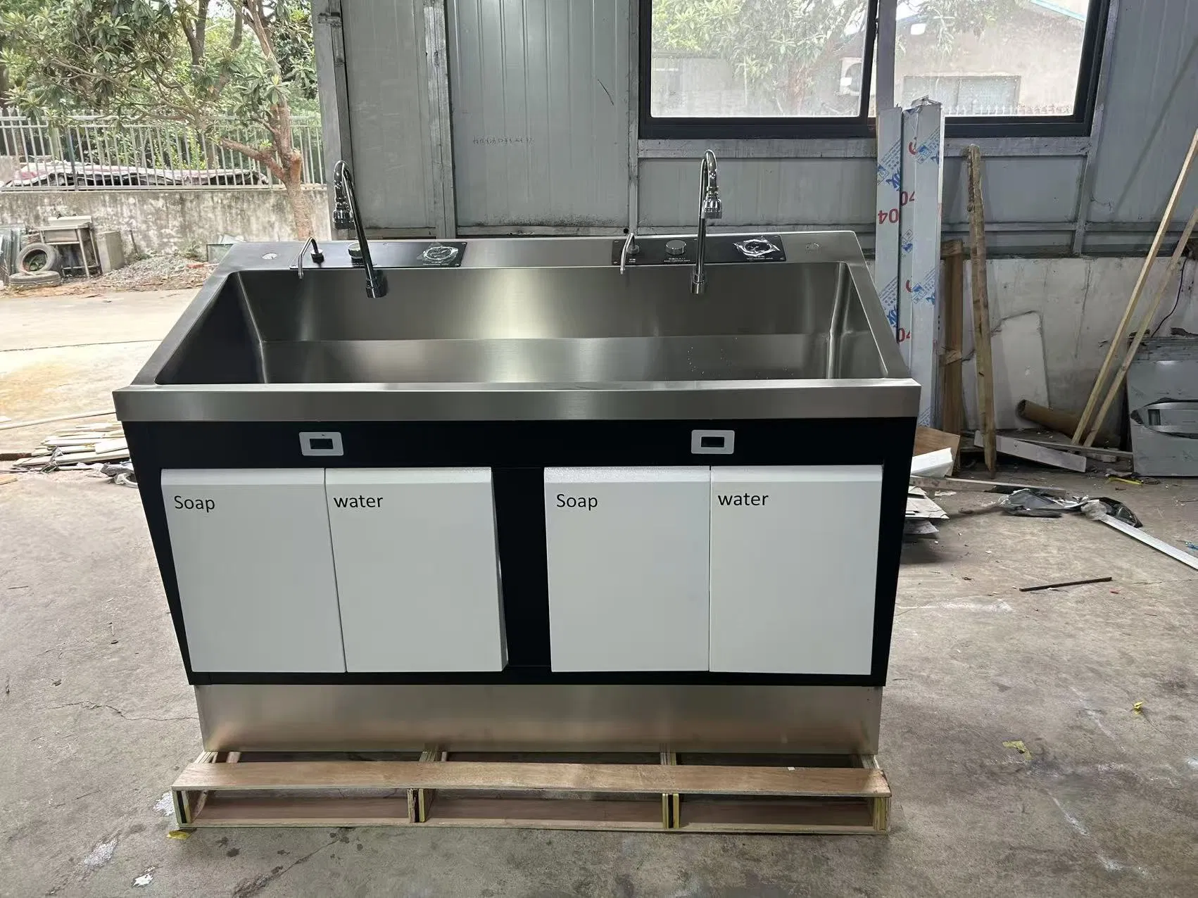 High Quality Black White Hospital Scrub Washing Sink with Knee Control Operation