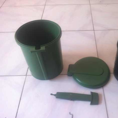 Пластиковое ведро для мусора с педалью