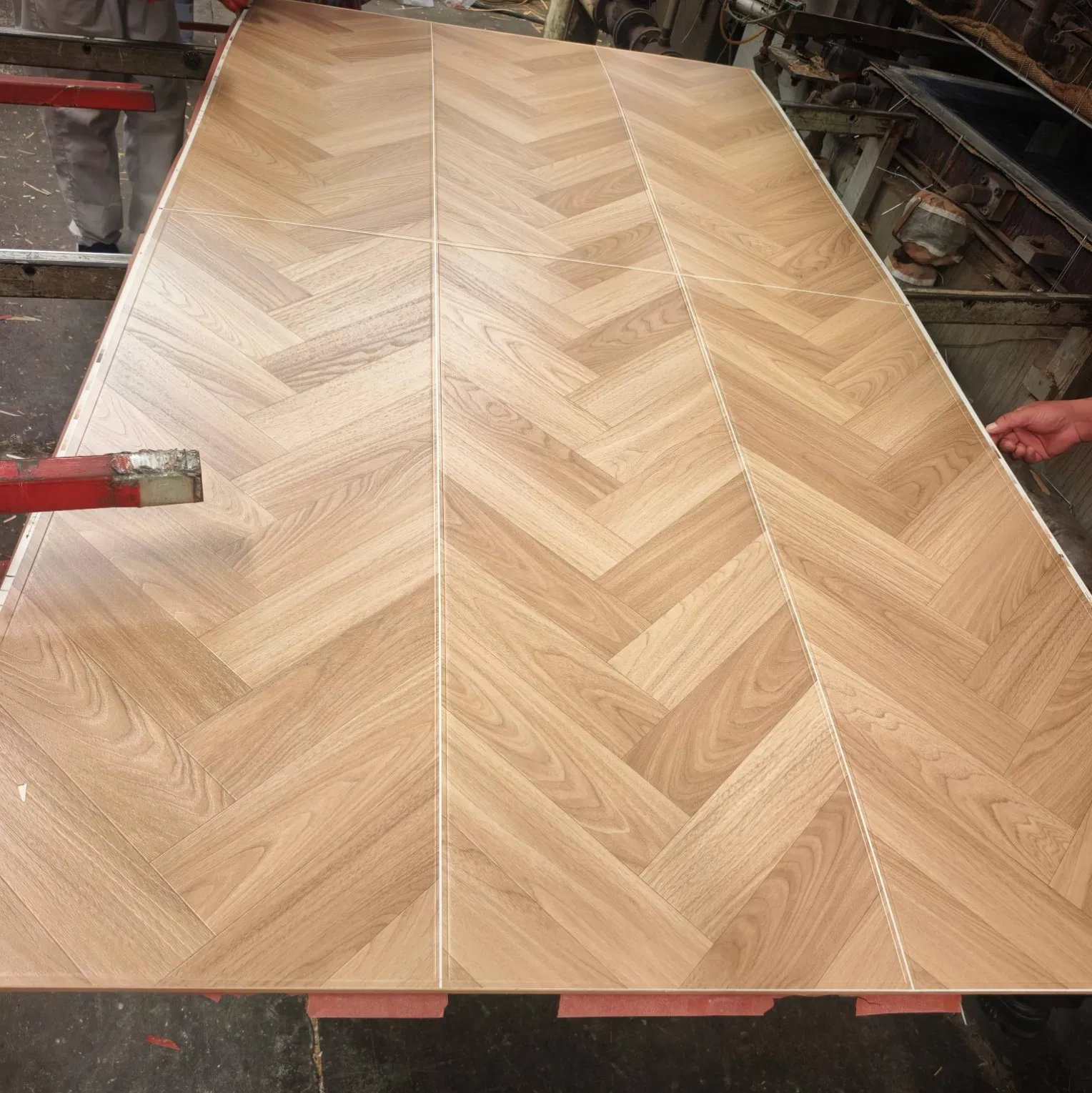 Ламинат Herringbone 8-12 мм, водостойкий, AC5