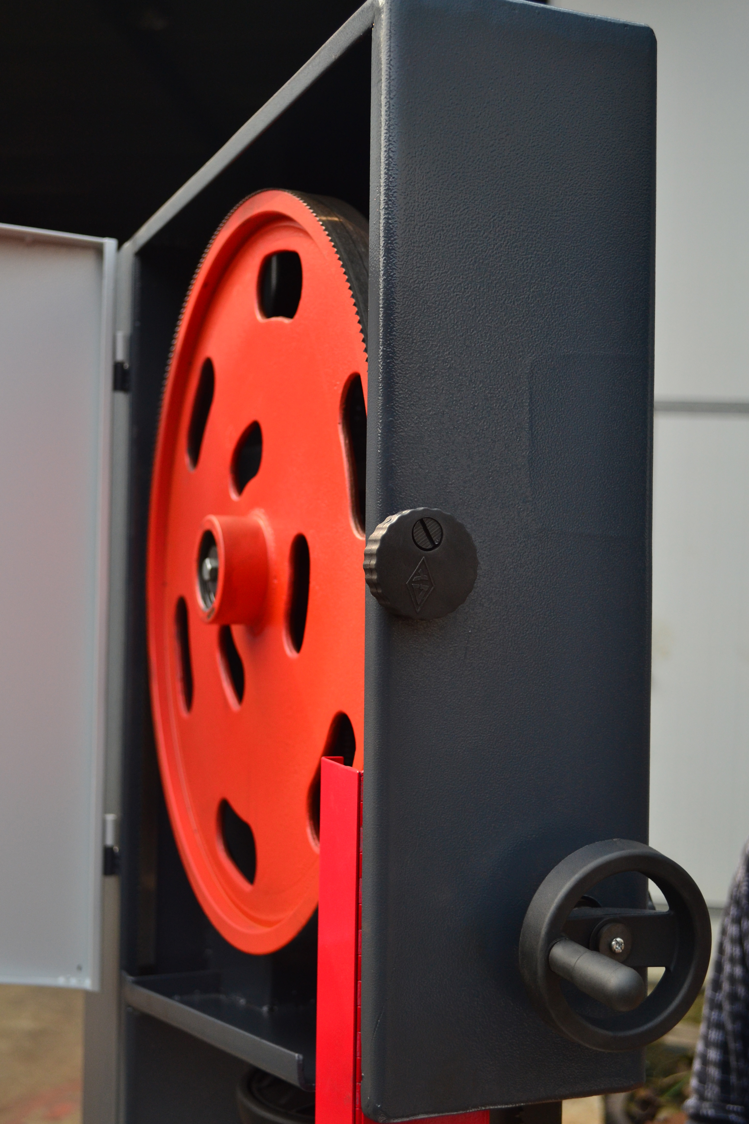 Станок ленточнопильный вертикальный по дереву 61 см